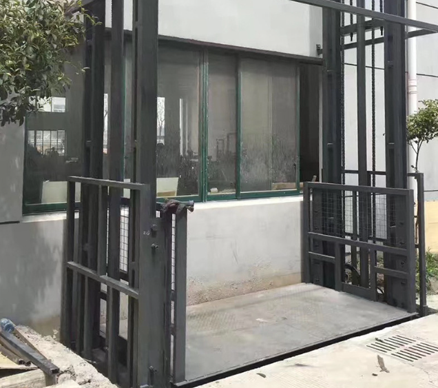 铜鼓导轨式施工升降机助力民生工程提速增效