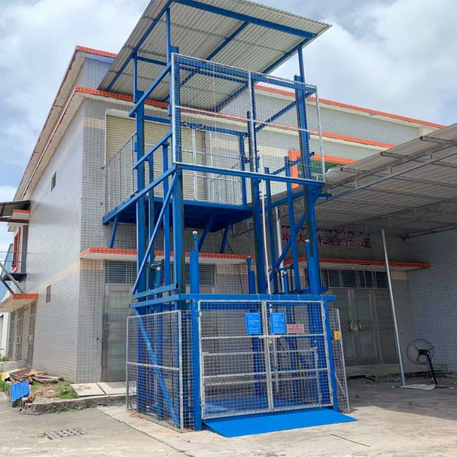 铜鼓建材厂室外升降货梯安装